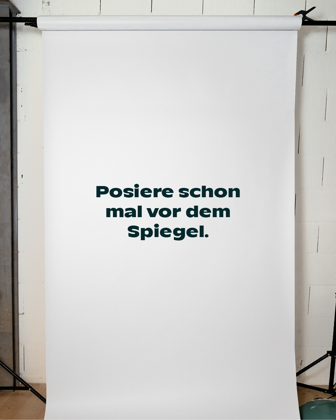 Das neue Teammitglied von Republica übt noch vor dem Spiegel.