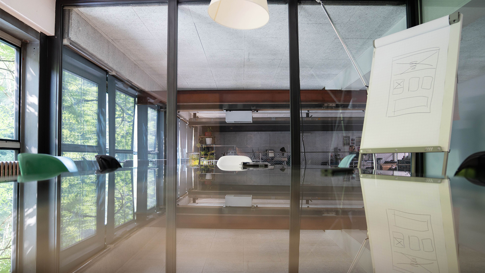 Ein helles Sitzungszimmer im oberen Geschoss mit grossem Tisch.