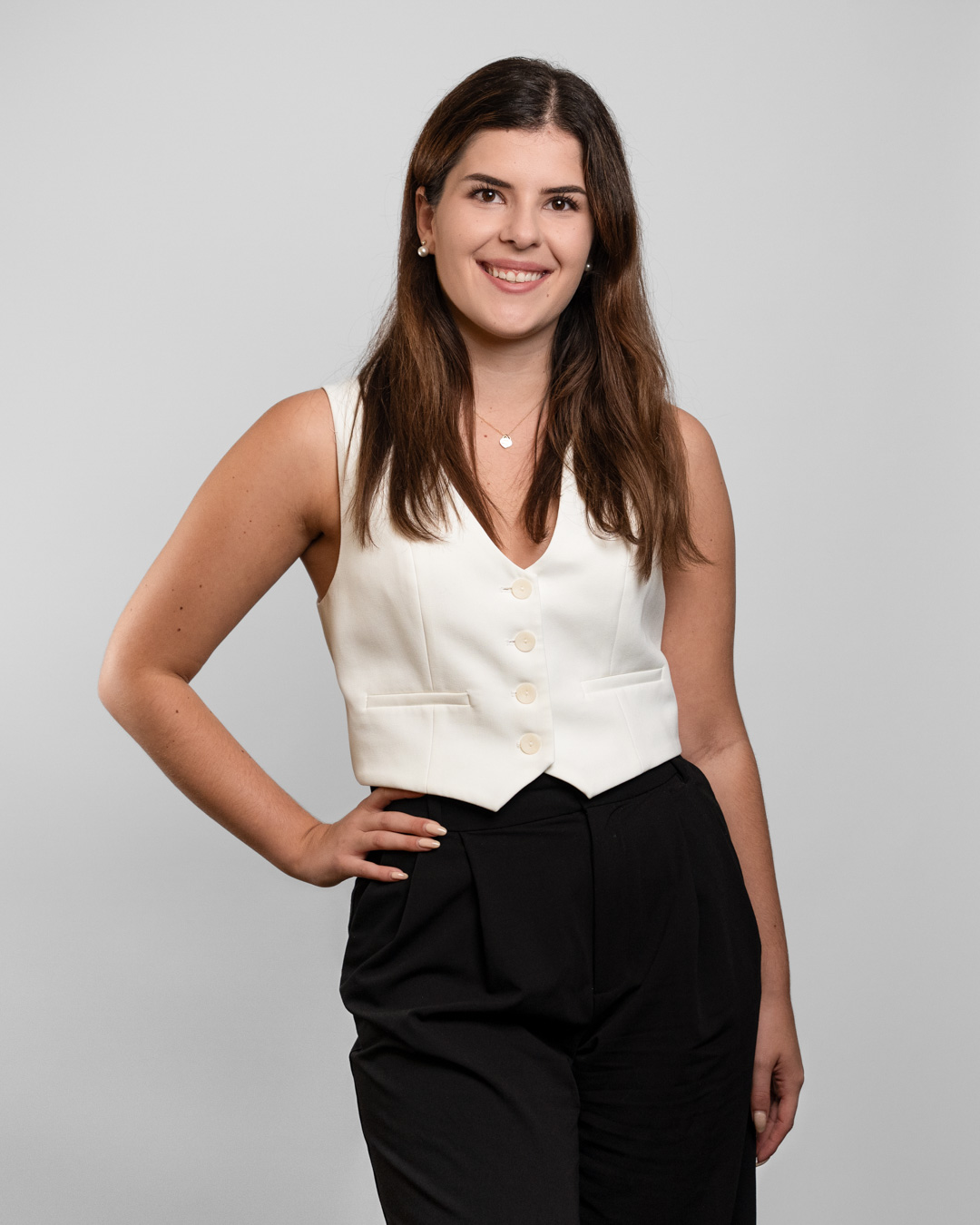 Dina Benetik posiert für ein Portraitfoto