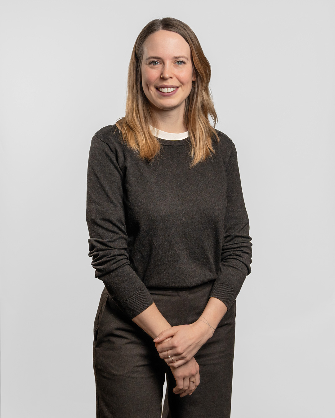 Ladina Sutter posiert für ein Portraitfoto