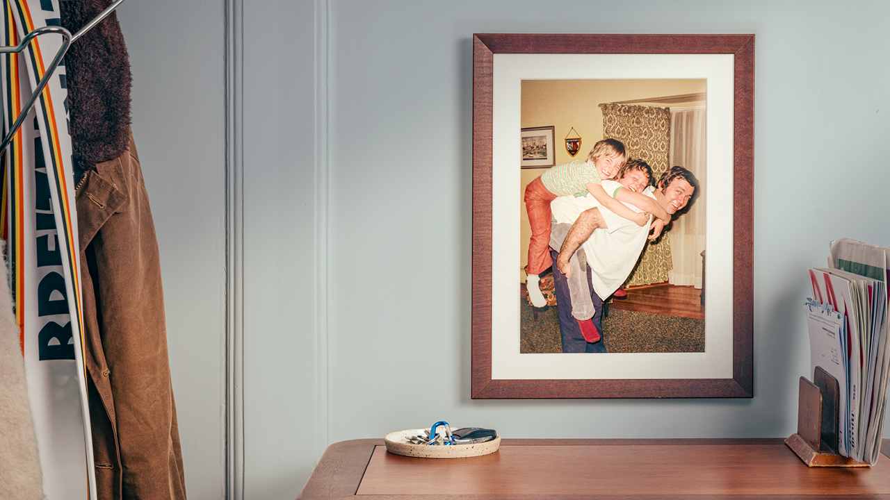 Ein Bild von ca. 1980 zeigt einen Familienvater, der seine beiden Kinder auf dem Rücken trägt.