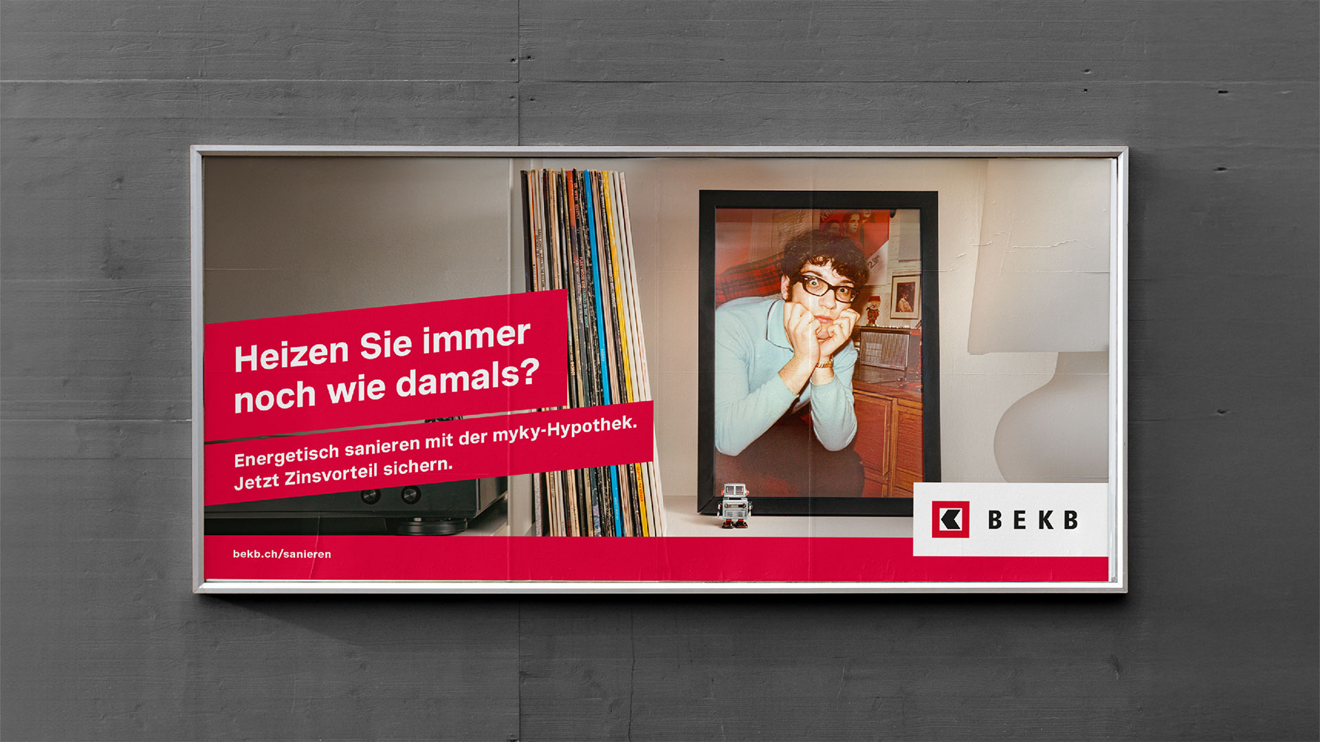 Die Kampagne «Heizt du immer noch wie damals?» für BEKB/myky in der Plakat-Anwendung. Das erste Bild aus circa 1980 zeigt einen jungen Mann mit Brille in hellblauem Pullover.