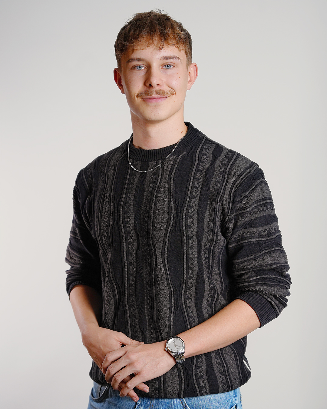 Joel Hartmann posiert für ein Portraitfoto.