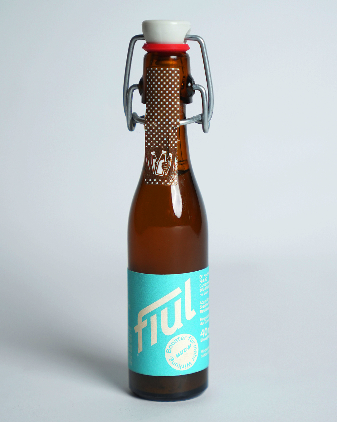 Braune Glasflasche mit Fiul Label für Matcha Booster Getränk