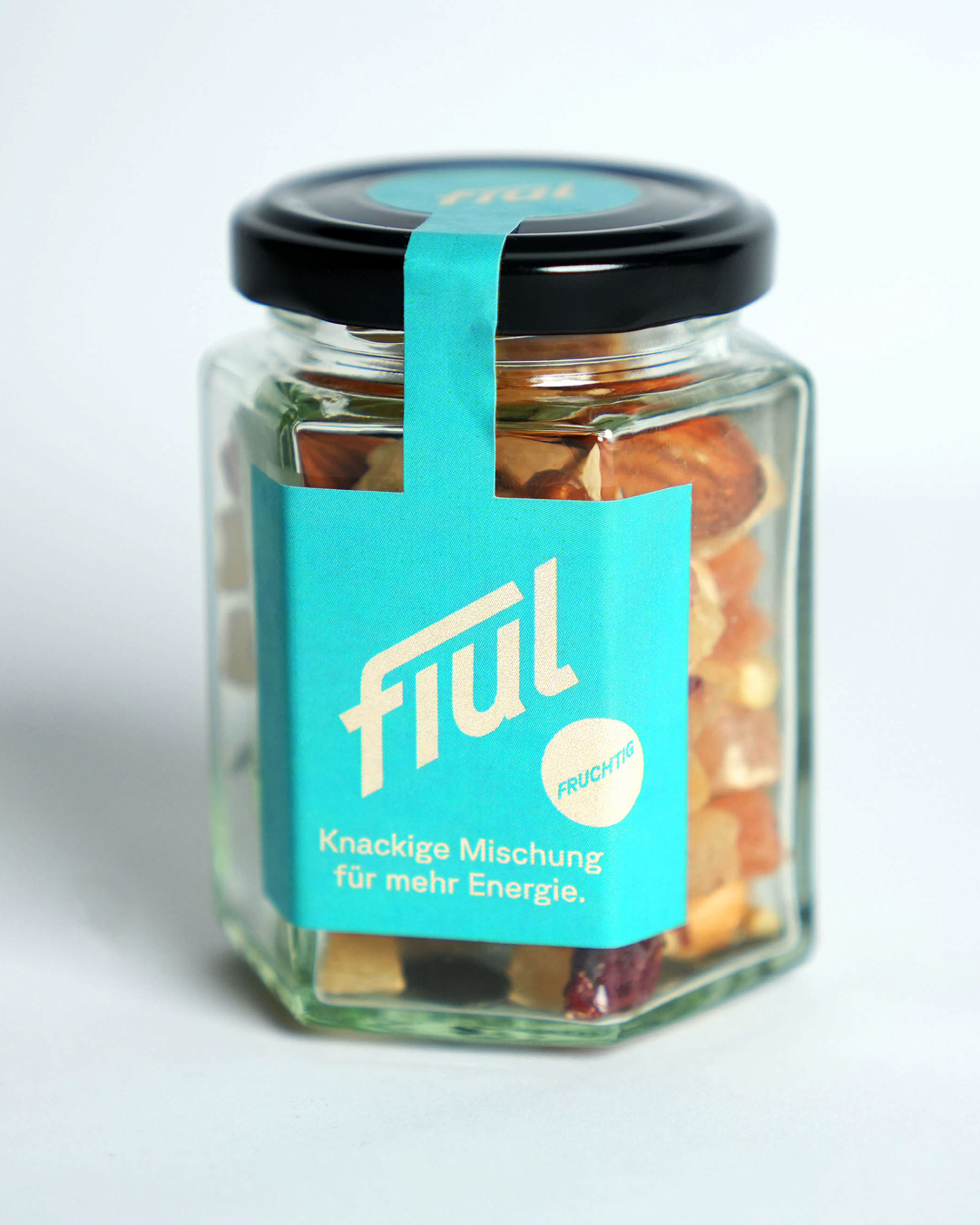 Glas mit Snackmischung und Fiul Etikett für mehr Energie