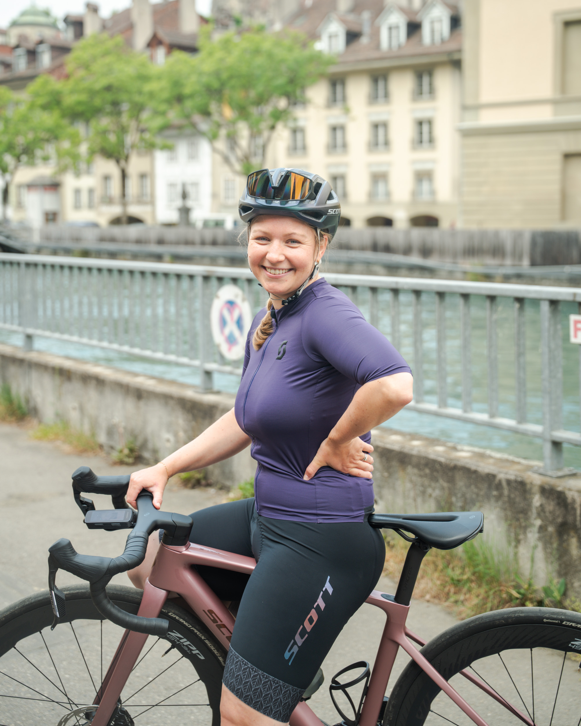 Valerie Koenen mit Velo neben der Aare in Bern