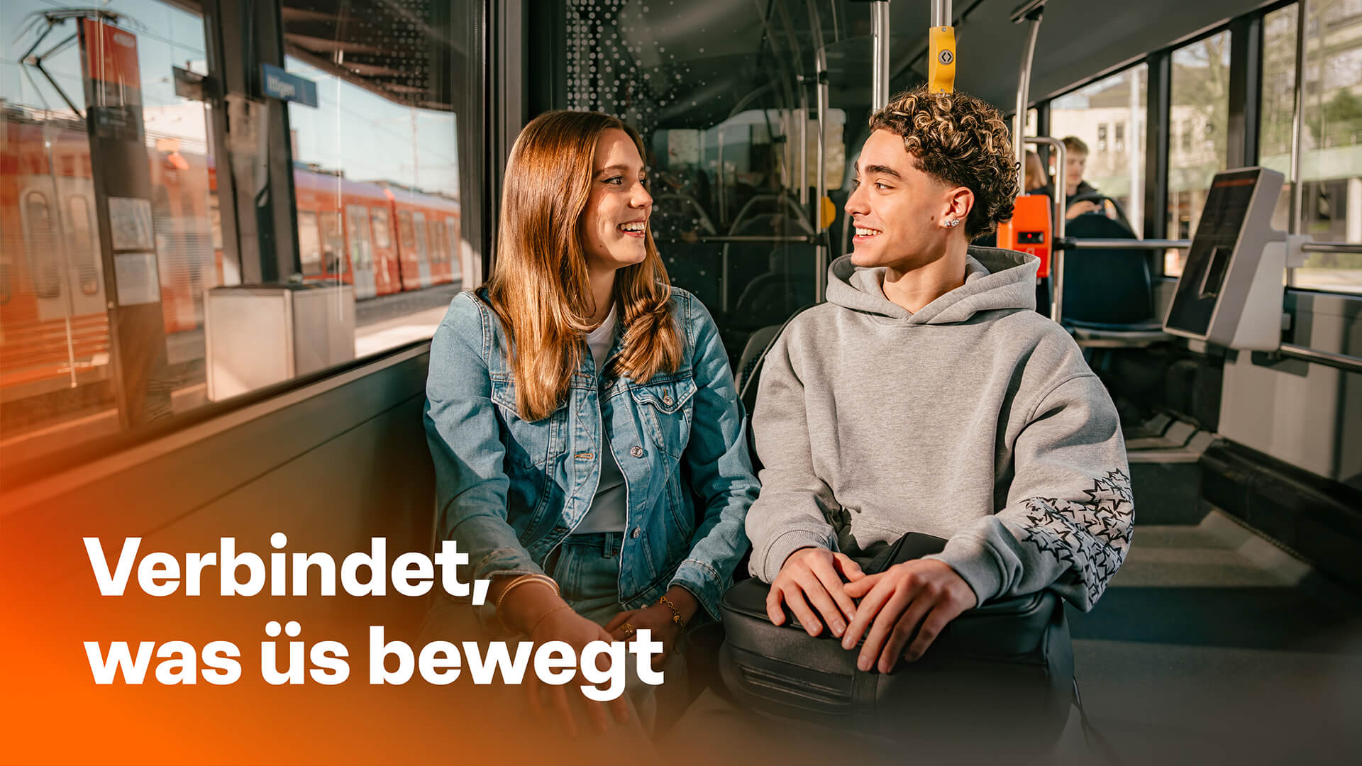 RBS-Kampagnensujet in einer Bahn mit zwei Jugendlichen und dem Text «Für die Berufsschule nach Bern».