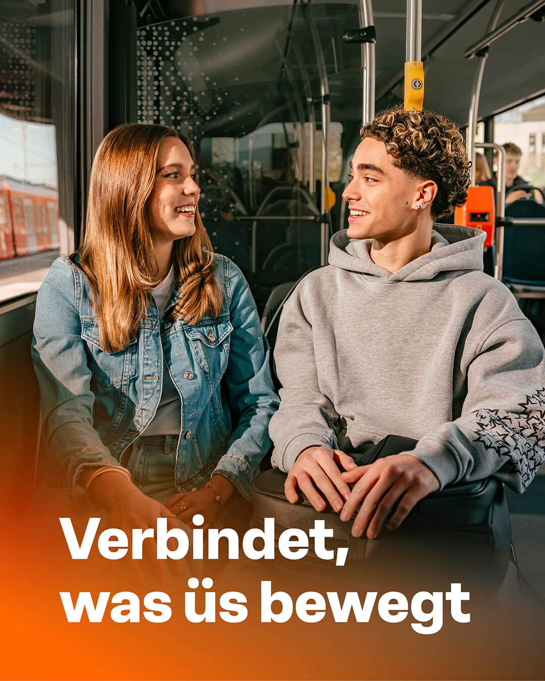 RBS-Kampagnensujet in einer Bahn mit zwei Jugendlichen und dem Text «Für die Berufsschule nach Bern».