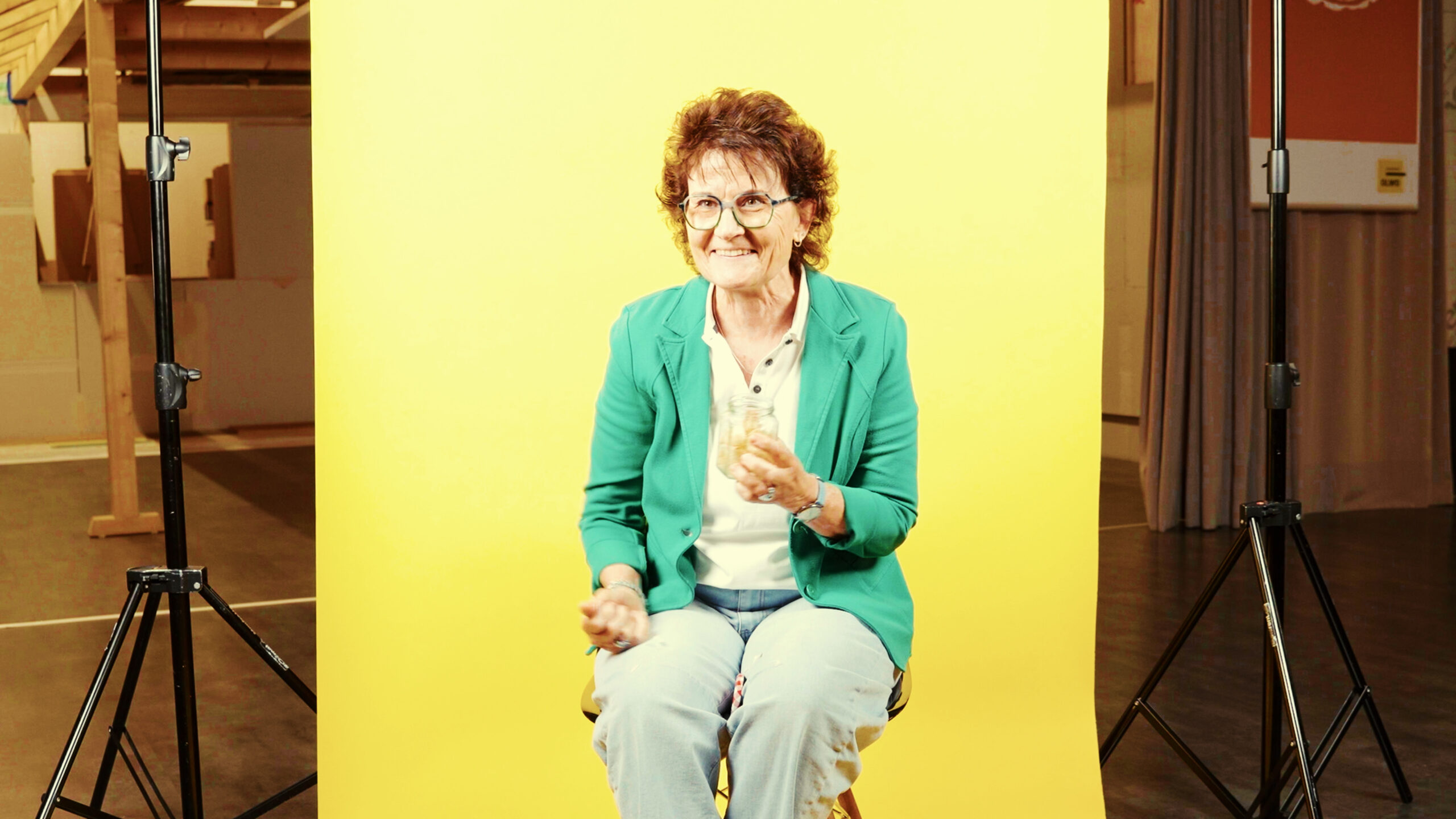 Webheader für OLWO Case mit Kundenberaterin Heidi Zuber vor gelbem Hintergrund.